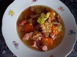 Uzená česnečka s červenou čočkou