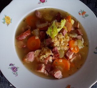 Uzená česnečka s červenou čočkou