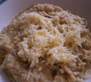 Červená čočka se sýrem