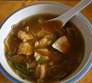 Thajská kuřecí polévka s houbami