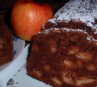 Jablečný chlebíček s čokoládou a rumem