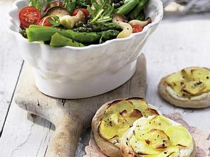 Chřestový salát s bramborovou pizzou