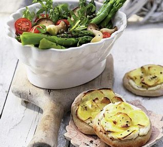 Chřestový salát s bramborovou pizzou