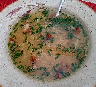 Česnečka z uzeného masa s quinoou