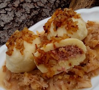 Plněné bramborové knedlíky uzeným masem