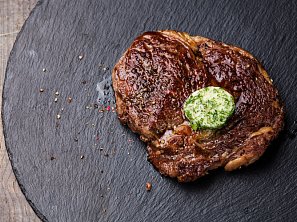 Slané máslo s cibulí a hořčicí Slané máslo s cibulí a hořčicí