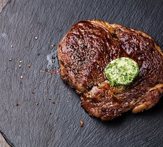 Slané máslo s cibulí a hořčicí