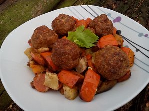 Pečená dýně se zeleninou a masovými kuličkami