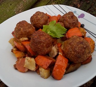 Pečená dýně se zeleninou a masovými kuličkami