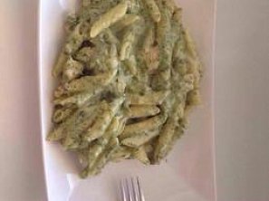 Penne s kuřecím masem, listovým špenátem a parmazánem