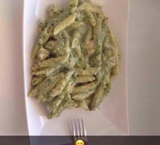 Penne s kuřecím masem, listovým špenátem a parmazánem