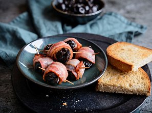 Grilované švestky s mandlí ve slanině