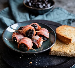 Grilované švestky s mandlí ve slanině