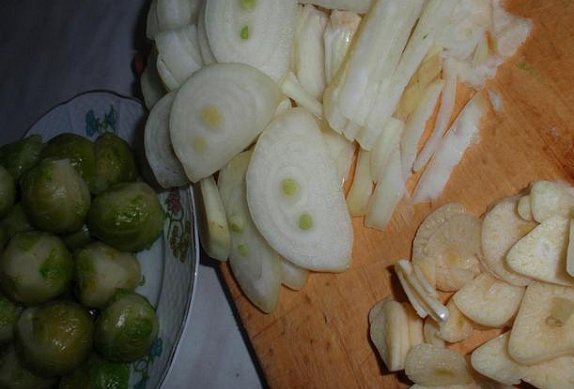 Roštěnky s kapustičkami na cibuli a česneku