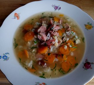 Česnečka z uzených vepřových ocásků