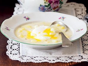 Bramboračka s podmáslím a ztracenými vejci