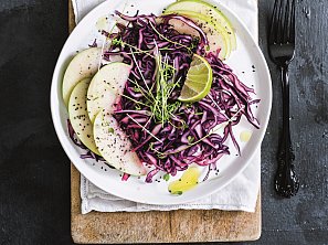 Hruškovo-zelný salát s klíčky