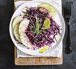 Hruškovo-zelný salát s klíčky