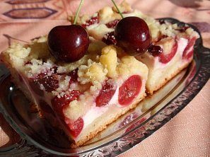 Jednoduchý třešňový koláč s tvarohem a drobenkou Jednoduchý třešňový koláč s tvarohem a drobenkou