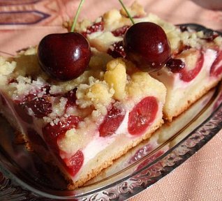 Jednoduchý třešňový koláč s tvarohem a drobenkou