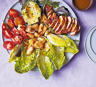 Salát s kuřecím masem a krutony