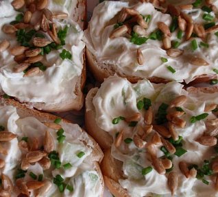 Jednoduchá pomazánka (salát) s okurkou - zdravě a chutně