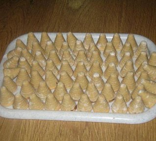 Bílá vosí hnízda (marcipánová chuť)