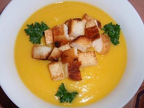 Dýňová polévka s česnekem a krutony Dýňová polévka s česnekem a krutony