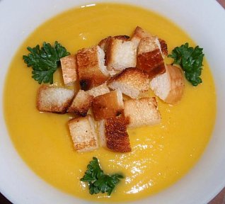 Dýňová polévka s česnekem a krutony