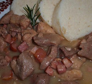 Bylinkový guláš se slaninou