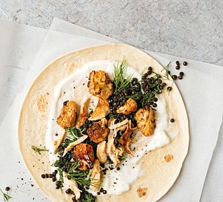 Tortilly s čočkou, pečeným květákem a kuřetem