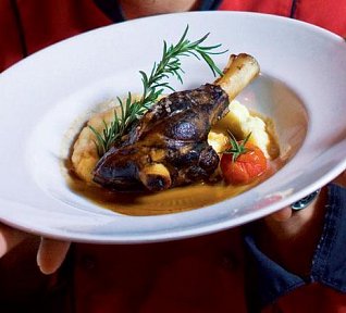 Dušené jehněčí kolínko s květákovo-bramborovým pyré