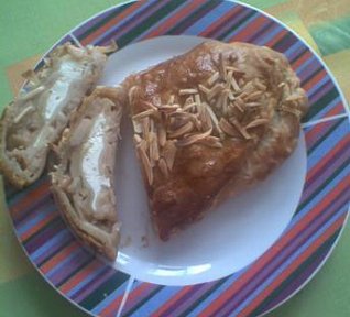 Štrúdl s jablky, tvarohem a mandlemi