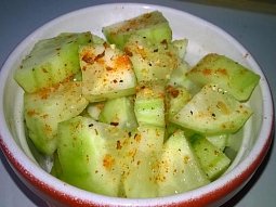 Chilli okurkový salát