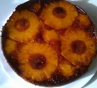 Ananasový koláč naruby