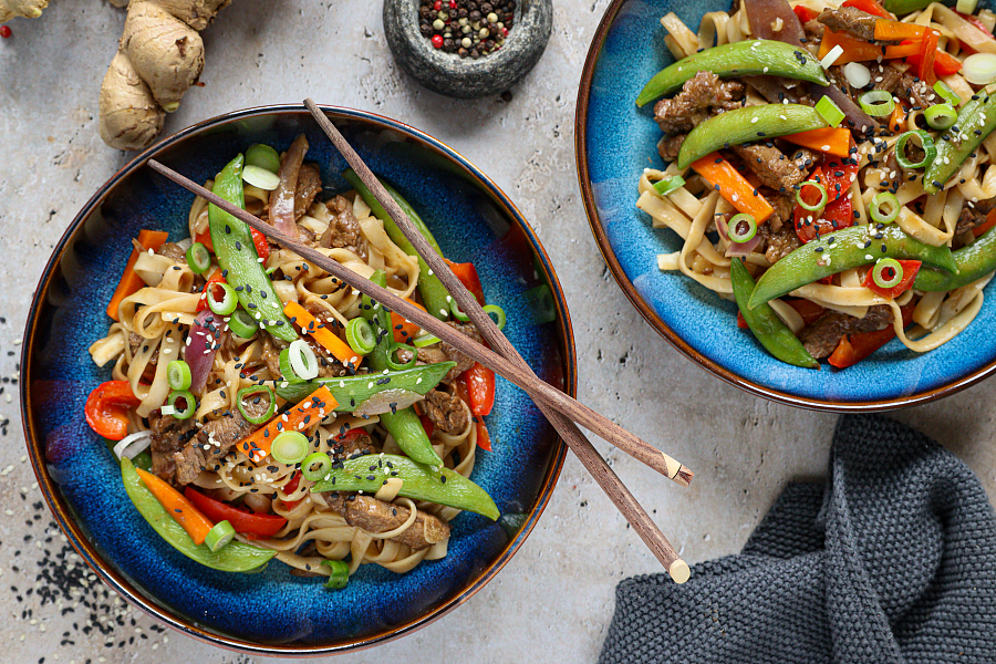 Nudle s hovězím masem a hoisin omáčkou