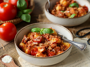 Zapečené noky s rajčaty a mletým masem