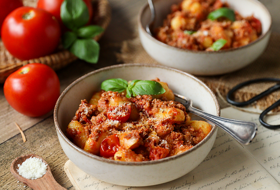 Zapečené noky s rajčaty a mletým masem