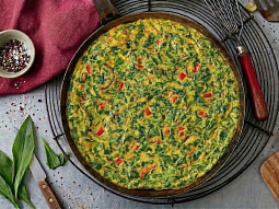 Frittata se slaninou a medvědím česnekem
