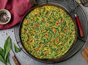 Frittata se slaninou a medvědím česnekem