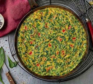 Frittata se slaninou a medvědím česnekem