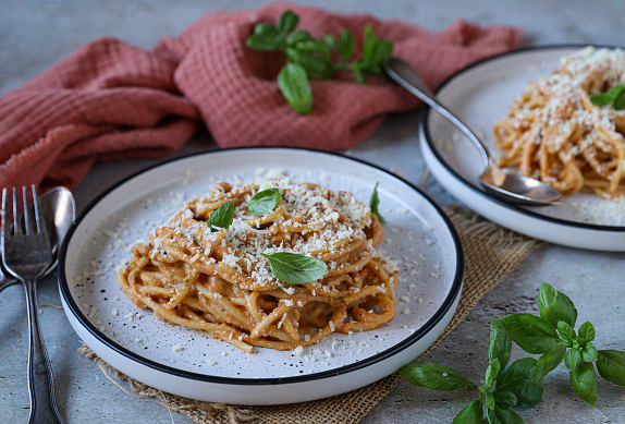 Těstoviny s omáčkou z pečené zeleniny