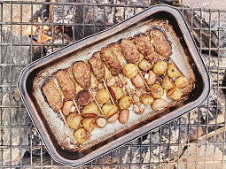 Čevapčiči s brambory a žampiony na grilu