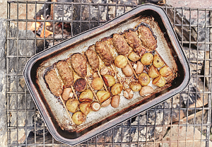 Čevapčiči s brambory a žampiony na grilu