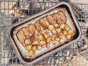 Čevapčiči s brambory a žampiony na grilu