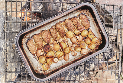 Čevapčiči s brambory a žampiony na grilu
