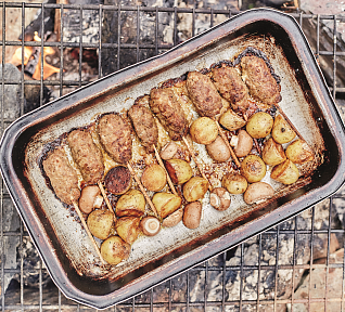 Čevapčiči s brambory a žampiony na grilu