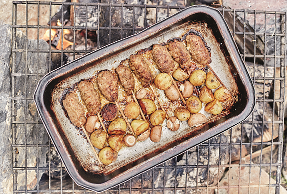 Čevapčiči s brambory a žampiony na grilu