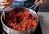 Zapečené noky s rajčaty a mletým masem