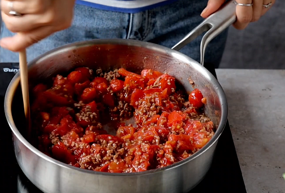 Zapečené noky s rajčaty a mletým masem